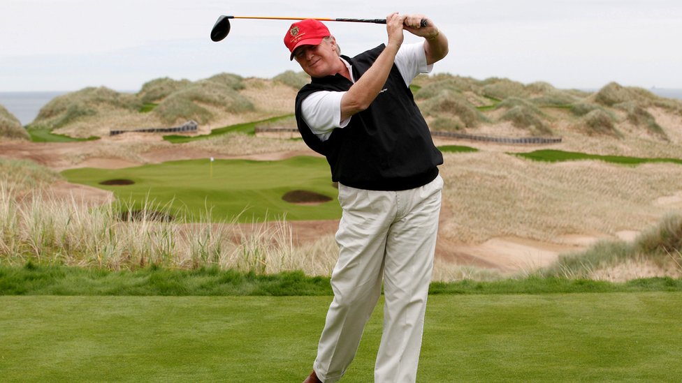 Donald Trump en el campo de golf situado cerca de Aberdeen, en Escocia. Foto:Reuters