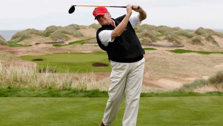 Donald Trump en el campo de golf situado cerca de Aberdeen, en Escocia.