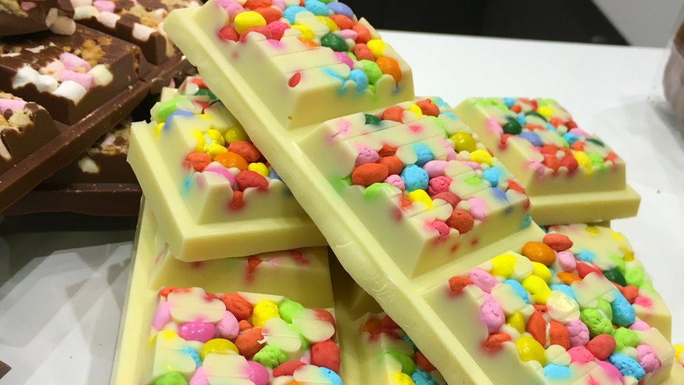 La idea de varios expertos es aplicar el empaque monocromático y sin logos para los productos azucarados. (Foto Prensa Libre: BBC)