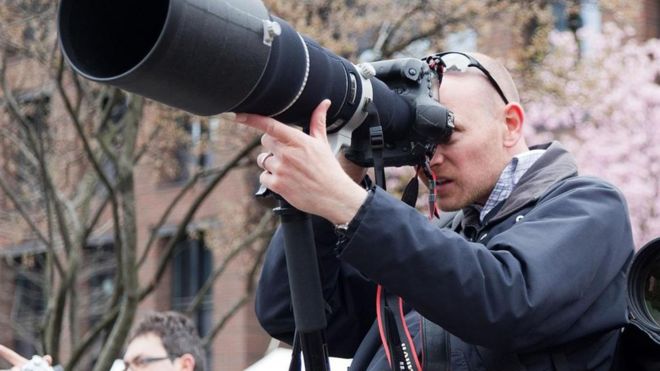 Los paparazzis necesitan mantener relaciones estrechas con una amplia red de personas, quienes les avisan dónde encontrar a los famosos. (Foto Prensa Libre: Alamy Stock Photo)