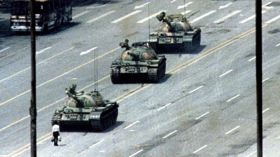 El "hombre del tanque", también apodado como "el rebelde desconocido", protagoniza la imagen que dio la vuelta al mundo sobre lo que ocurrió en la plaza de Tiananmen en junio de 1989. (REUTERS)