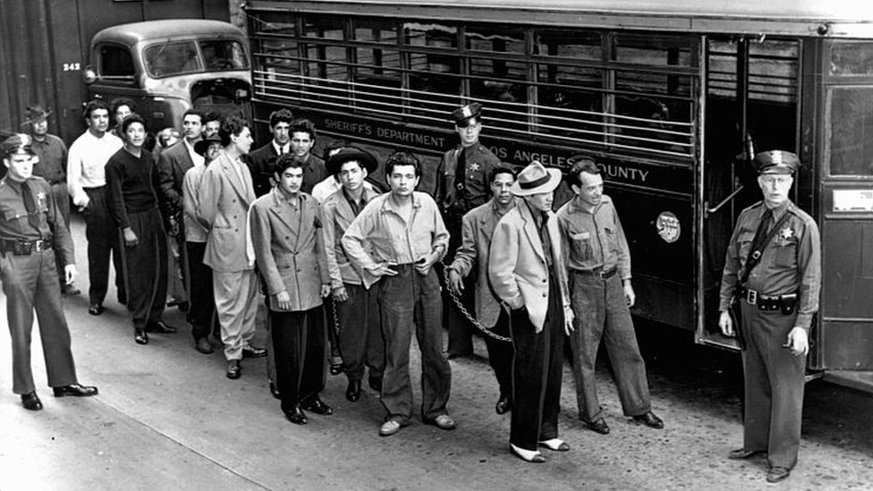 Cientos de jóvenes identificados con el estilo "endzoot", la mayoría de origen mexicano, fueron detenidos durante 1943. 