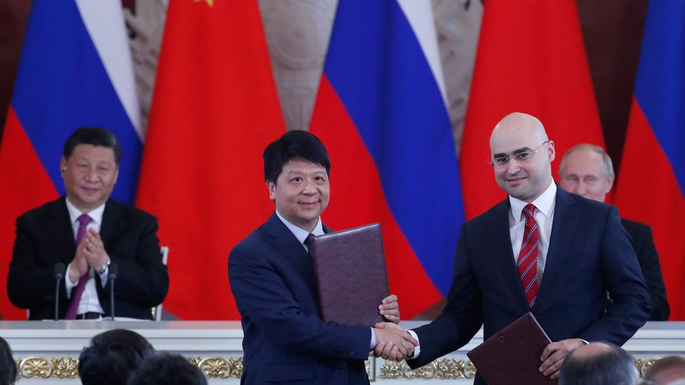 El vicepresidente de Huawei, Guo Ping, selló el miércoles el acuerdo con el presidente de la operadora rusa MTS, Alexei Kornya. (Foto Prensa Libre: Getty Images)