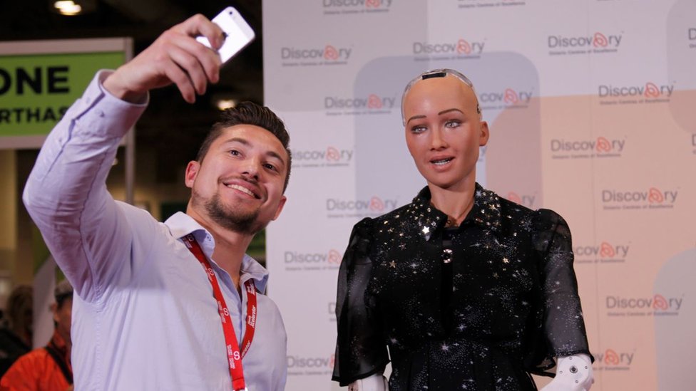 El robot humanoide Sofía participa en conferencias y ha recibido la ciudadanía de Arabia Saudita.