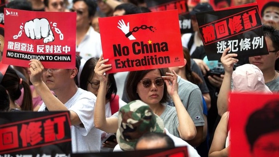 Cientos de miles de manifestantes marcharon contra las enmiendas al proyecto de ley en Hong Kong.