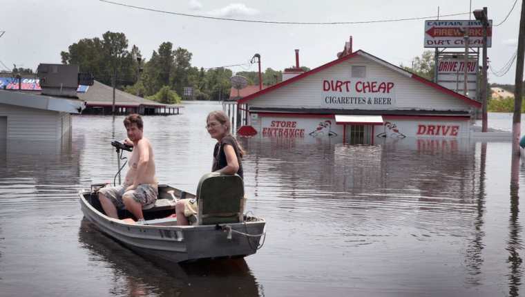 Residentes de Missouri usan un bote para regresar a casa ante la continua crecida del río Mississippi. GETTY IMAGES