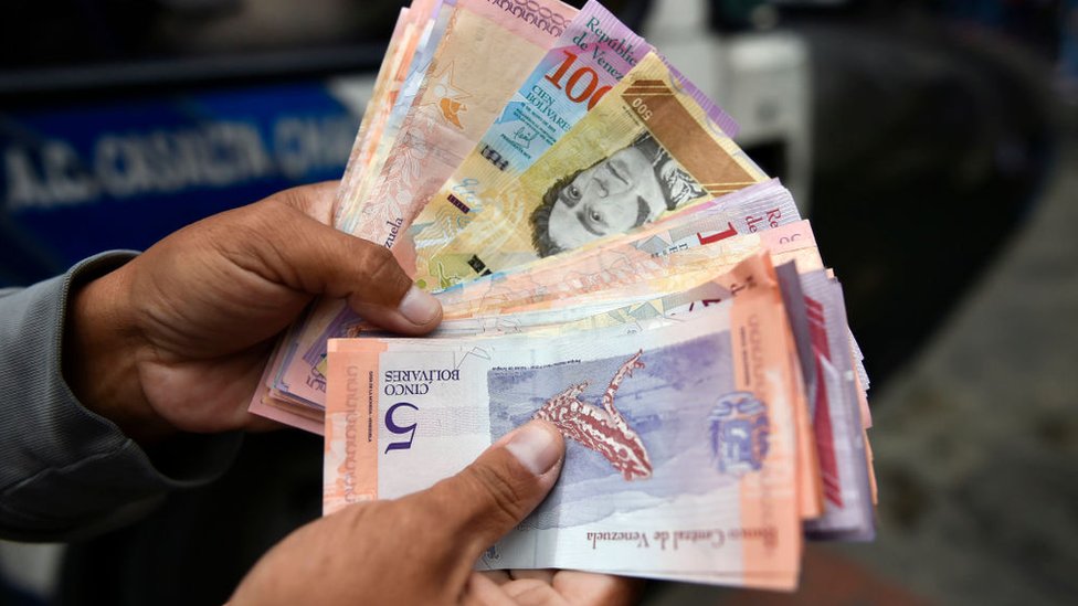 Menos de un año después de la introducción de un nuevo cono monetario en el que se le quitaron cinco ceros al bolívar, las autoridades venezolanas introducen nuevos billetes con una denominación mucho más alta. Foto:Getty Images