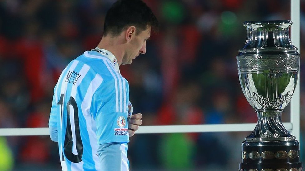 Messi todavía no ha podido ganar la copa y se le están acabando las opciones para evitar sumarse a la lista. (Foto Prensa Libre: Getty Images)