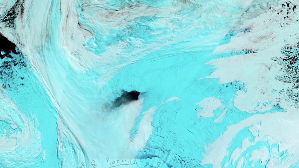 Dos grandes polinias o agujeros en el hielo fueron detectados en el Mar de Weddell por la NASA. En la imagen se ve el hallado en 2017, que medía 50.000 km cuadrados. (Foto Prensa Libre: NASA)