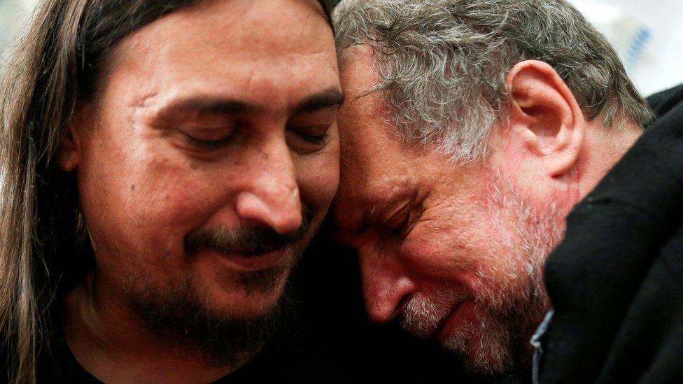Javier Matías Darroux Mijalchuk (izquierda) abraza a su tío, Roberto Mijalchuk, quien llevaba buscándolo 40 años.