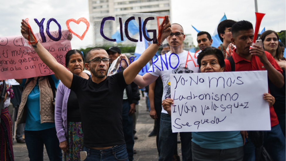 Un hombre muestra un letrero en una de las manifestaciones a favor de la Cicig que se organizaron en la ciudad de Guatemala. (Foto Prensa Libre: Hemeroteca)