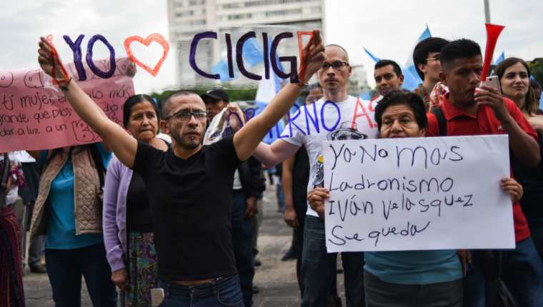 Un hombre muestra un letrero en una de las manifestaciones a favor de la Cicig que se organizaron en la ciudad de Guatemala. (Foto Prensa Libre: Hemeroteca)