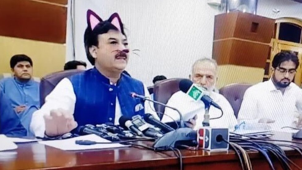 Shaukat Yousafzai: el “error humano” por el que el político paquistaní apareció con un filtro de gato en Facebook Live