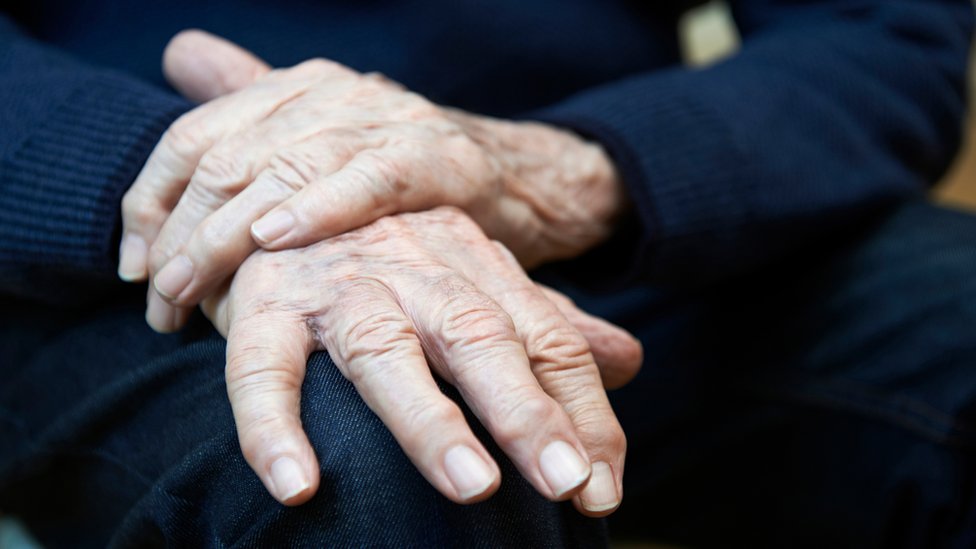 La enfermedad de Parkinson es un trastorno del movimiento y se caracteriza por un temblor en las manos y otras partes del cuerpo. La edad promedio de inicio es a los 60 años, pero a veces ocurre antes. (Foto Prensa Libre: Getty Images)