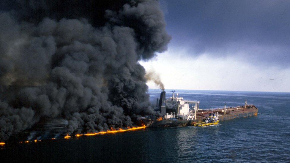 Las imágenes de barcos petroleros ardiendo en el estrecho de Ormuz no son del todo novedosas. Esta escena se produjo en diciembre de 1987, en medio de la guerra entre Irán e Irak.