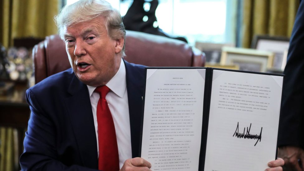 Donald Trump firmó este lunes una orden ejecutiva que corta el acceso de máximos representantes del gobierno de Irán a posibles activos financieros que tengan en el extranjero. GETTY IMAGES
