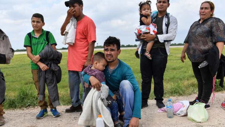 En los últimos meses, un número récord de familias ha cruzado la frontera sin documentos a Estados Unidos.