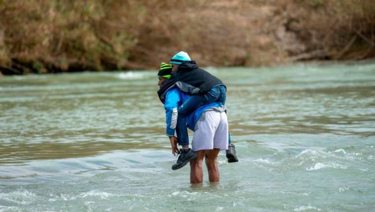 Familias de migrantes con niños cruzan cada día el Río Bravo en su intento por llegar a Estados Unidos. (Foto Prensa Libre: Hemeroteca PL)