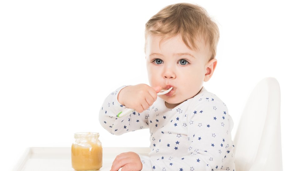 Algunos productos dirigidos a bebés tienen tanta azúcar como las golosinas y se les presenta como saludables. (Foto Prensa Libre: Getty Images)
