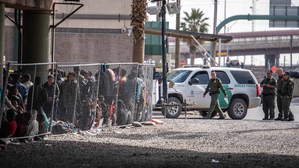 Desbordados, los centros de detención de migrantes en EE.UU. generan una creciente polémica.