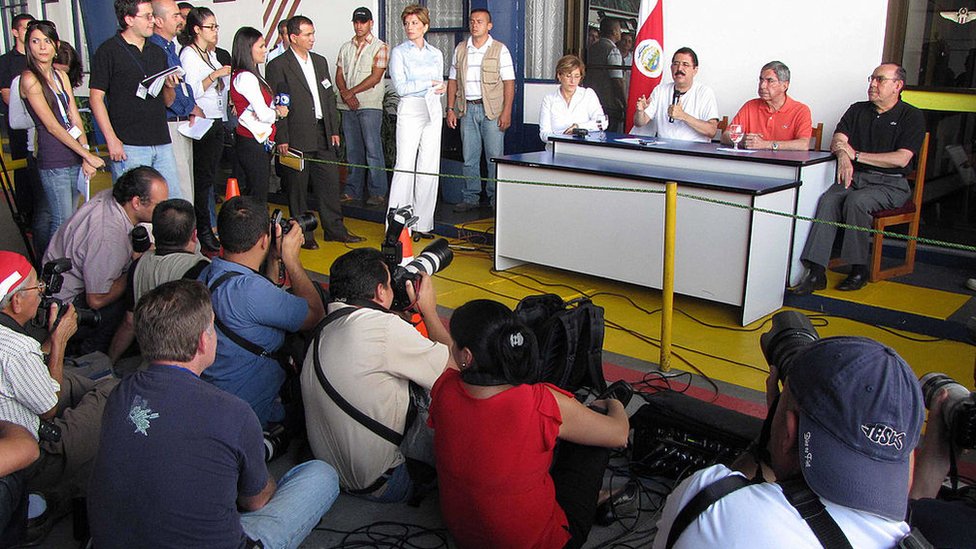 El 29 de junio de 2009 el entonces presidente hondureño, Manuel Zelaya, fue sacado del país por la fuerza y llevado a Costa Rica. Fue el primer golpe de Estado del siglo XXI. Foto:AFP