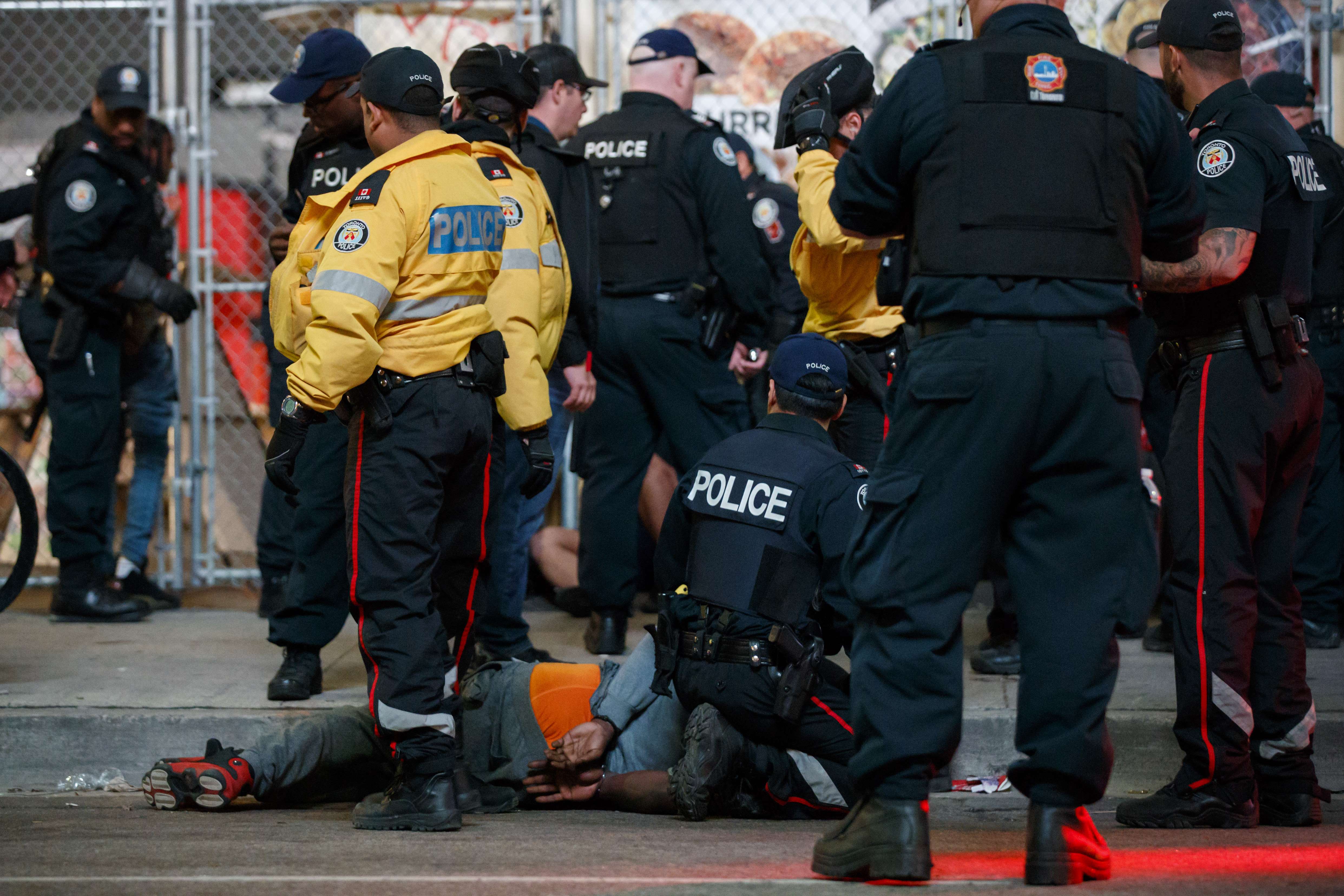 Varias personas resultaron heridas en el centro de Toronto durante la celebración del campeonato de la NBA que obtuvo el equipo de los Raptors. (Foto Prensa Libre: AFP)