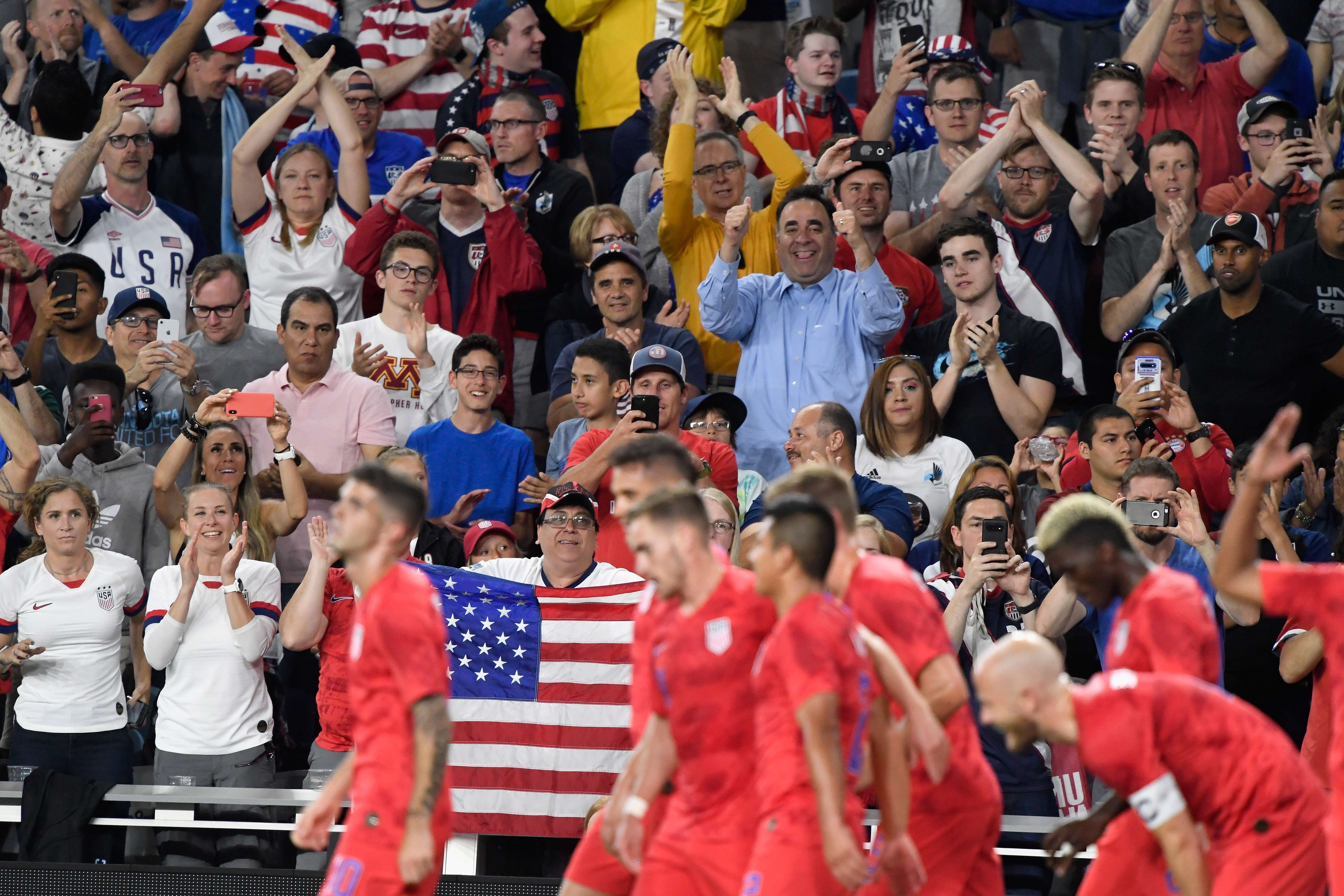 Los seguidores de Estados Unidos celebraron con su selección. (Foto Prensa Libre: AFP)