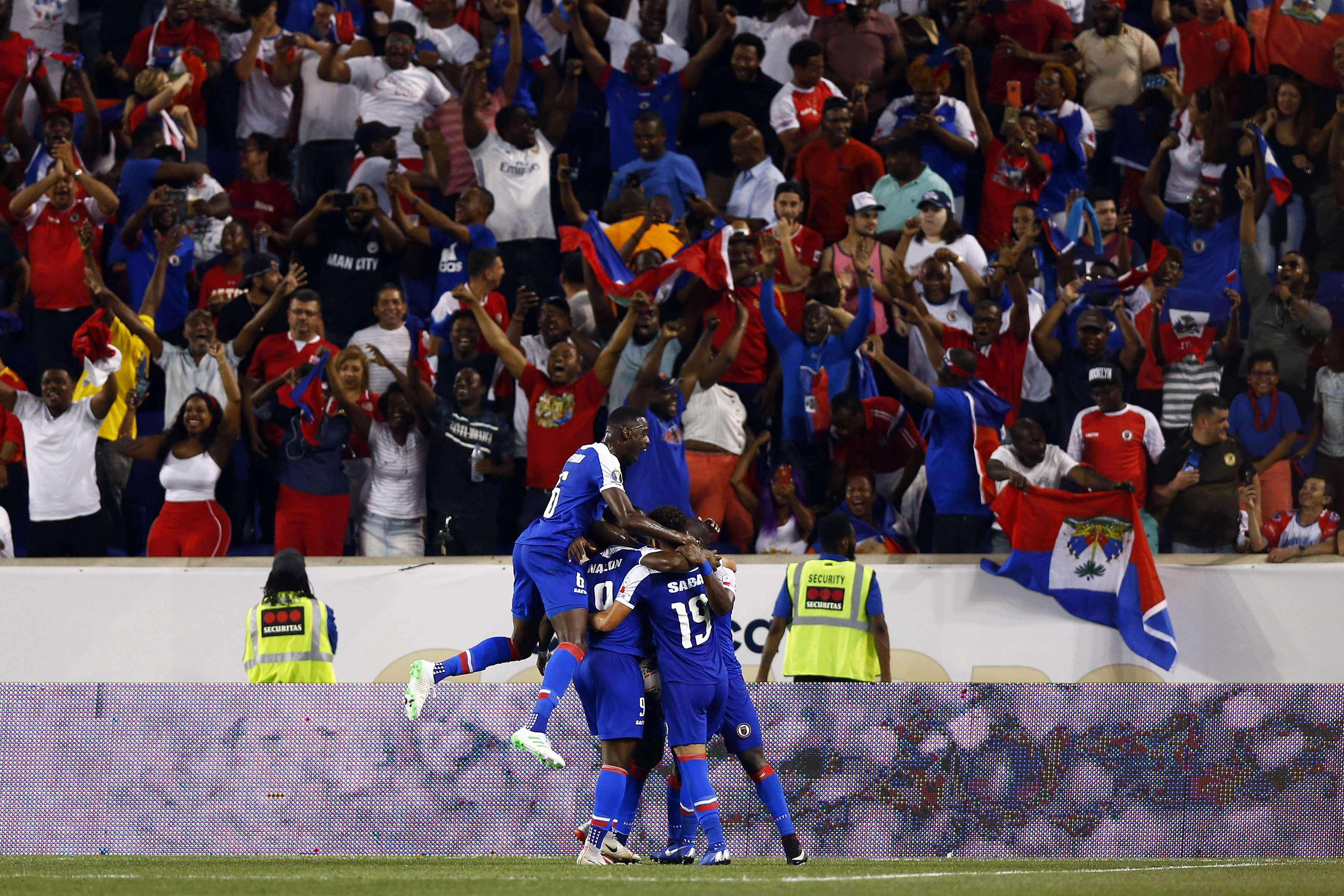 Así festejaron los jugadores de Haití. (Foto Prensa Libre: AFP)