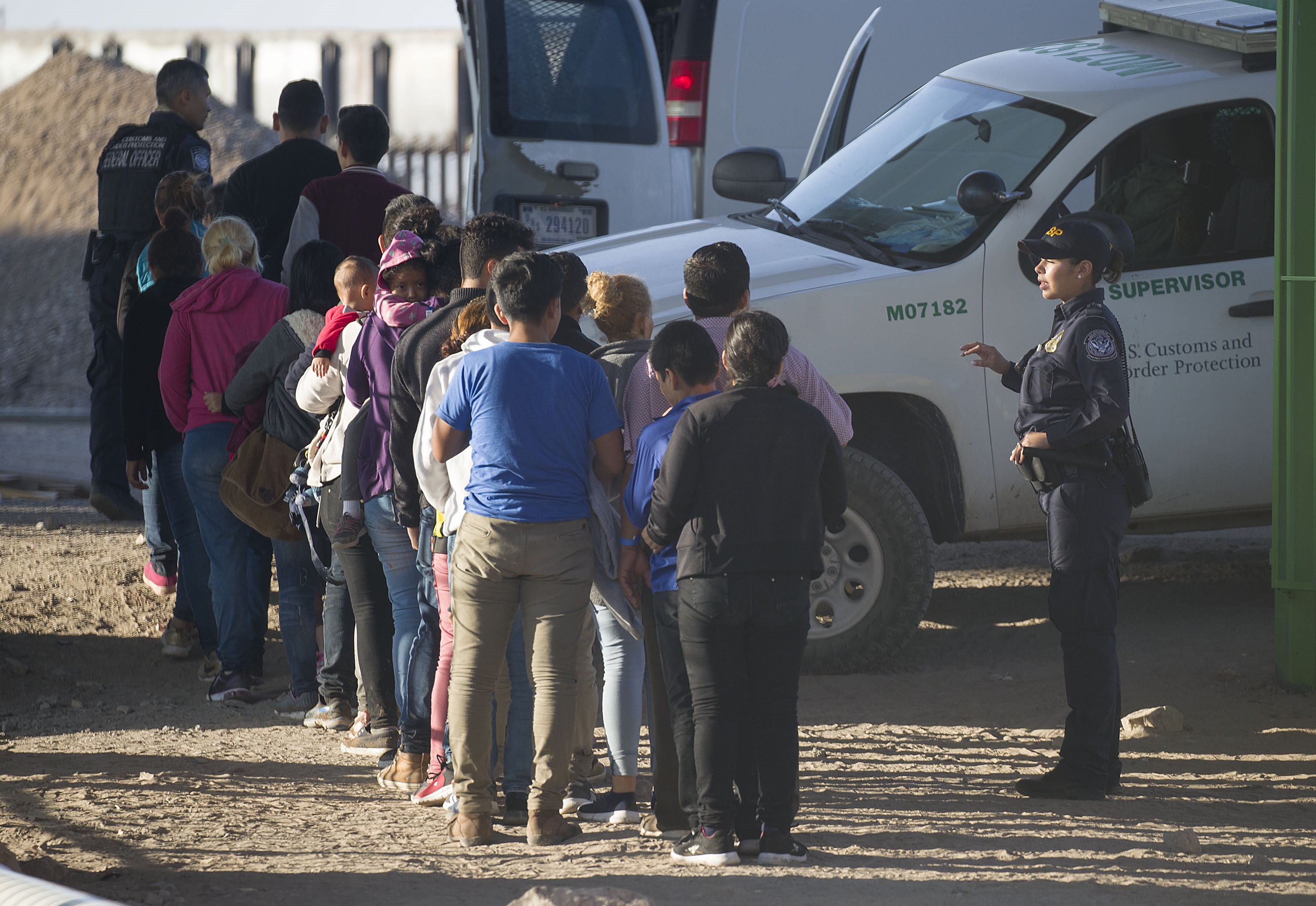 Migrantes esperan abordar un bus para presentar su solicitud de asilo a las autoridades estadounidenses en El Paso, Texas. (Foto Prensa Libre: AFP)