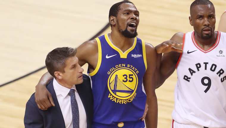 Kevin Durant #35, de   Golden State Warriors abandona el partido después de volverse a lesionar. (Foto Prensa Libre: AFP).