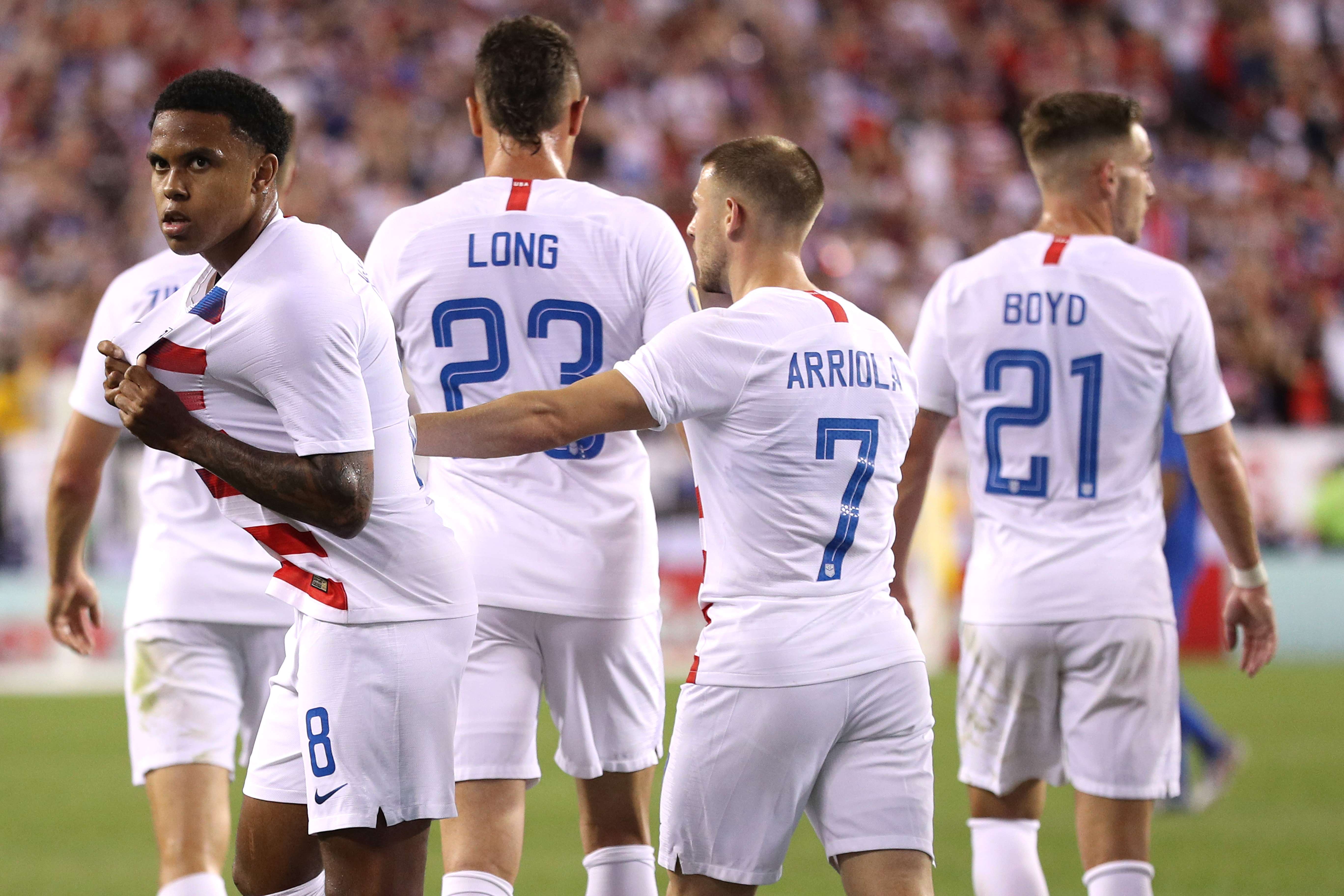 Weston Mckennie celebra con sus compañeros el gol del triunfo frente a Curazao. (Foto Prensa Libre: AFP)