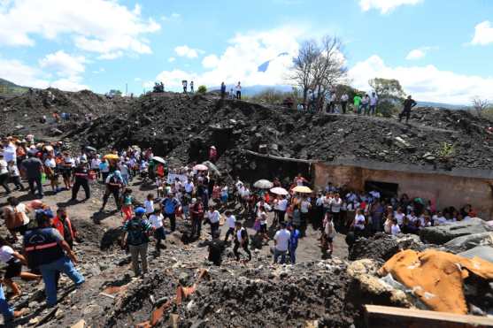 Cientos de personas caminaron hacia la aldea San Miguel Los Lotes para recordar a las víctimas de la tragedia del Volcán de Fuego. Foto Prensa Libre: Carlos Hernández
