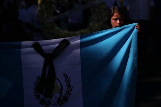 Niños portaron una bandera de Guatemala al inicio de la caminata.Foto Prensa Libre: Carlos Hernández