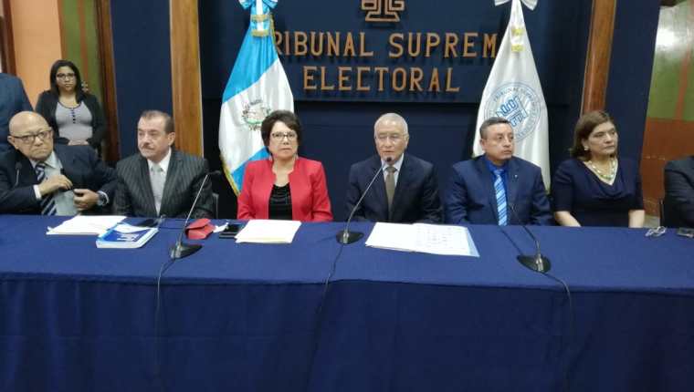 Magistrados del Tribunal Supremo Electoral durante la conferencia de prensa. (Foto Prensa Libre: 
