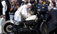 EPA1099. VATICANO (VATICANO), 29/05/2019.- El papa Francisco firma en el depósito de una Harley Davidson mientras saluda a miembros de la asociación de motociclistas "Moteros de Jesús" durante la audiencia general de los miércoles en la plaza de San Pedro en el Vaticano. EFE/ Angelo Carconi