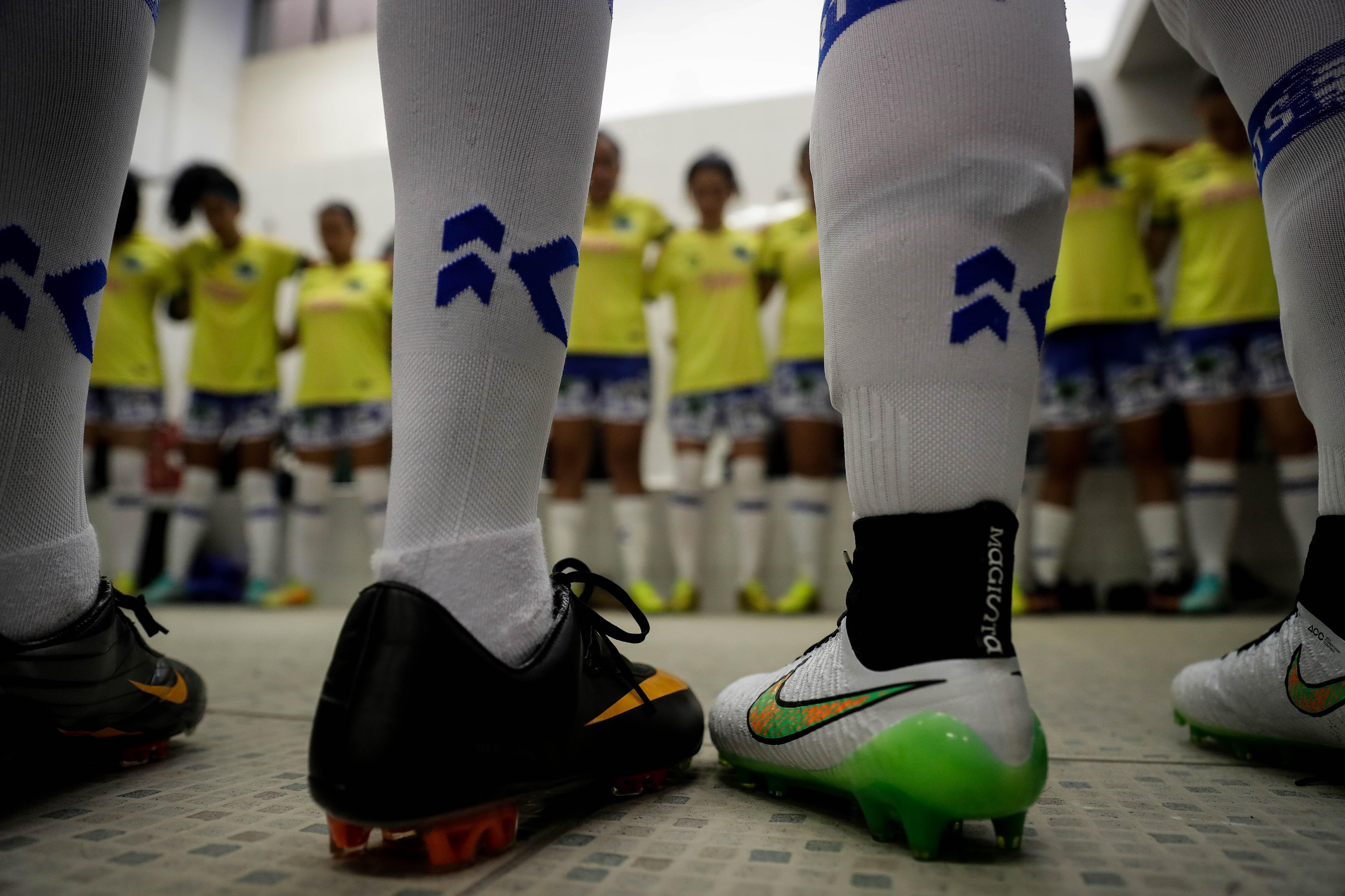El equipo Paraisópolis ora antes de disputar la final femenina de la Copa de las Favelas, en el estadio Pacaembú en Sao Paulo. Con la ilusión de quien juega la final de la Liga de Campeones. (Foto Prensa Libre: EFE)