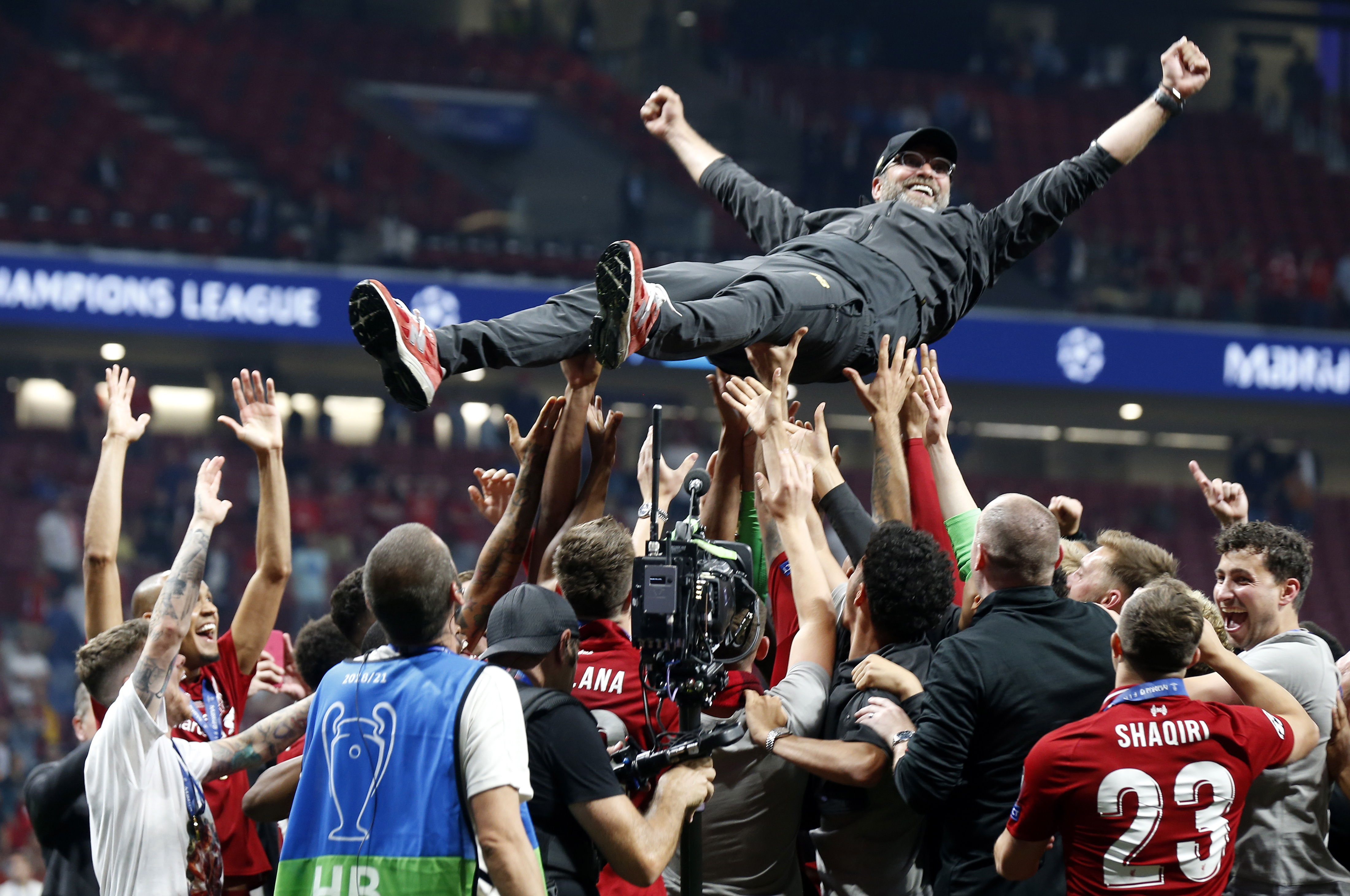El entrenador alemán Jürgen Klopp es cargado por sus jugadores tras haber ganado la Champions. (Foto Prensa Libre:  EFE)
