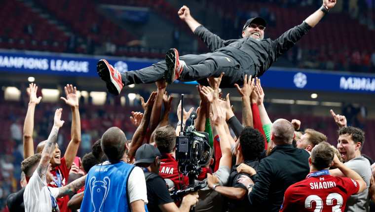 El entrenador alemán Jürgen Klopp es cargado por sus jugadores tras haber ganado la Champions. (Foto Prensa Libre:  EFE)