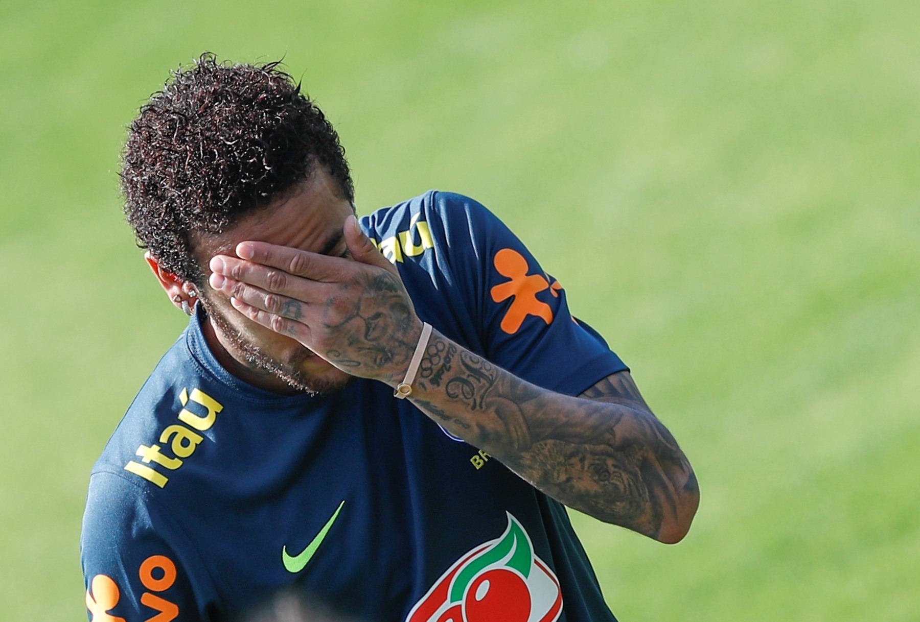 El delantero de la selección brasileña de fútbol, Neymar, participa en un entrenamiento. (Foto Prensa Libre: EFE)