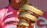 -FOTODELDIA- epa07620539 Ecuadorian rider Richard Carapaz of Movistar team celebrates with the trophy his overall win after the 21st and last stage of the Giro d'Italia cycling race, in Verona, Italy, 02 June 2019. EPA/ALESSANDRO DI MEO