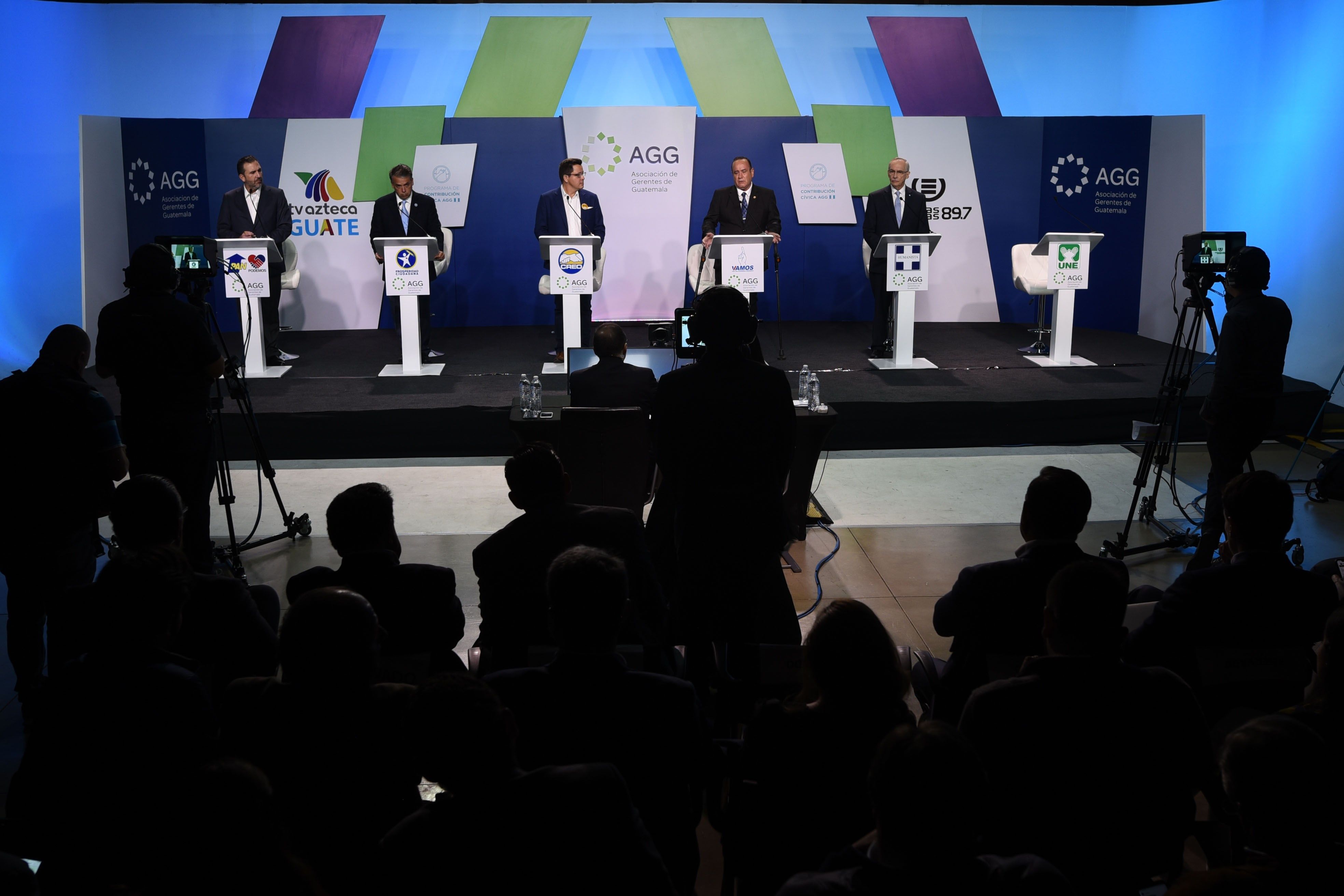 Candidatos presidenciales durante un foro efectuado el 2 de junio. (Foto Prensa Libre/Efe)