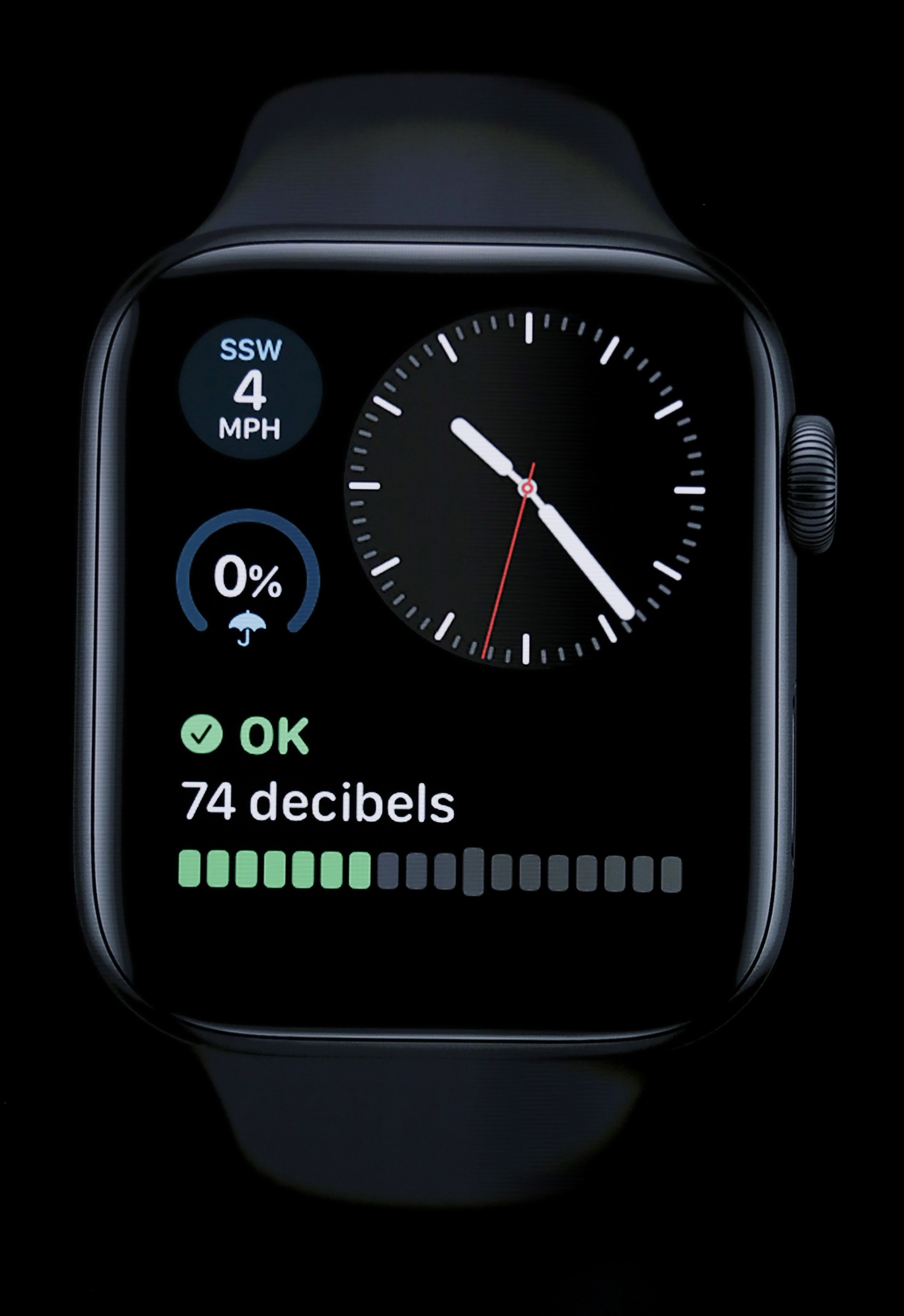 MCX01. SAN JOSE (ESTADOS UNIDOS), 03/06/2019.- Detalle de la imagen de un iWatch este lunes en la conferencia de desarrolladores WWDC19 de Apple en el centro de convenciones McEnery en San José, California (Estados Unidos). La tecnológica Apple da este lunes el pistoletazo de salida a su conferencia de desarrolladores WWDC19, en la que con toda probabilidad presentará actualizaciones de sus sistemas operativos para móvil (iOS 13) y ordenador (macOS 10.15), aunque también ha ganado enteros la posibilidad de que revele un nuevo Mac Pro. EFE/ Monica Davey