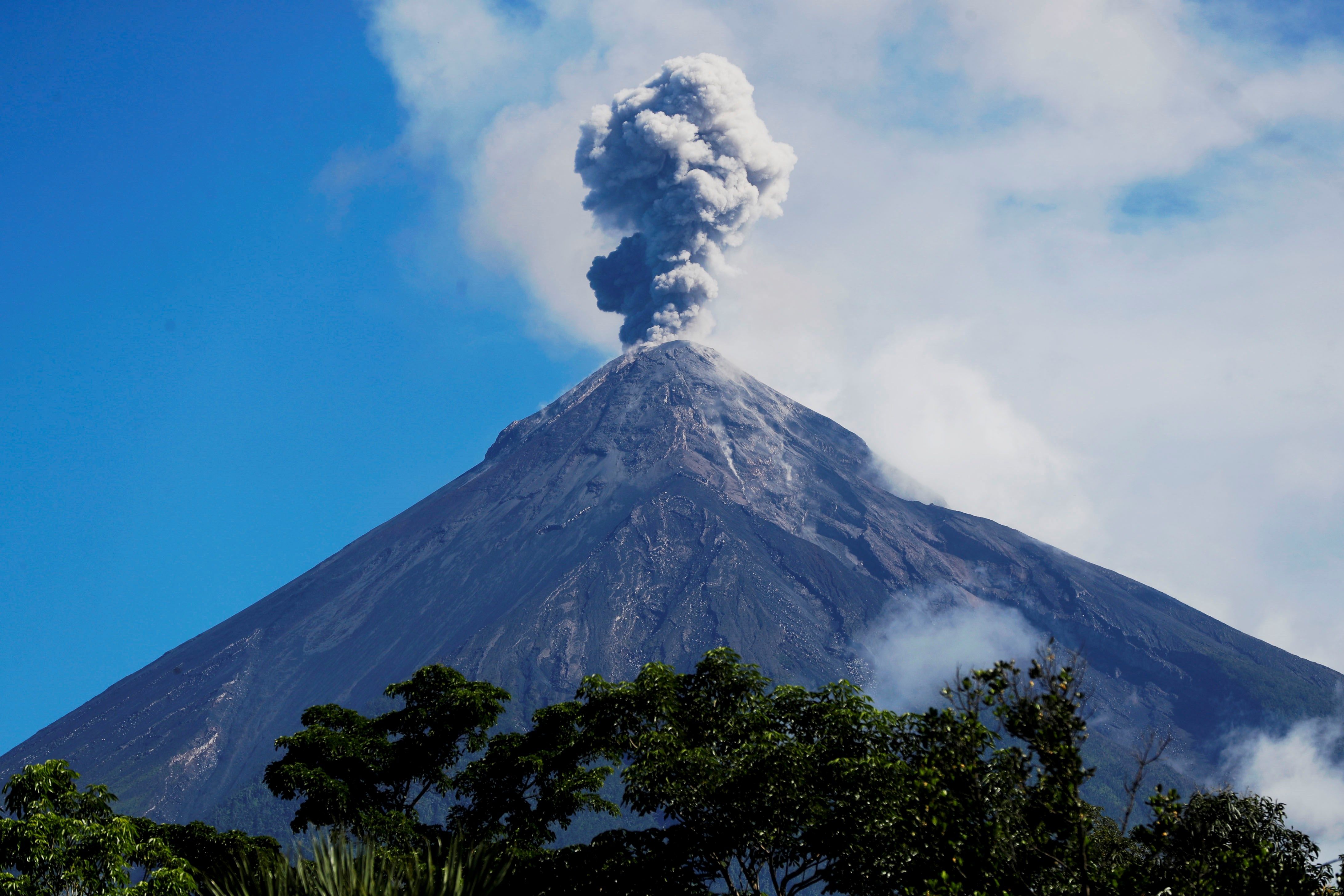 Vista del Volcán de Fuego en la que se puede observar la fumarola a varios kilómetros. (Foto Prensa Libre: EFE)