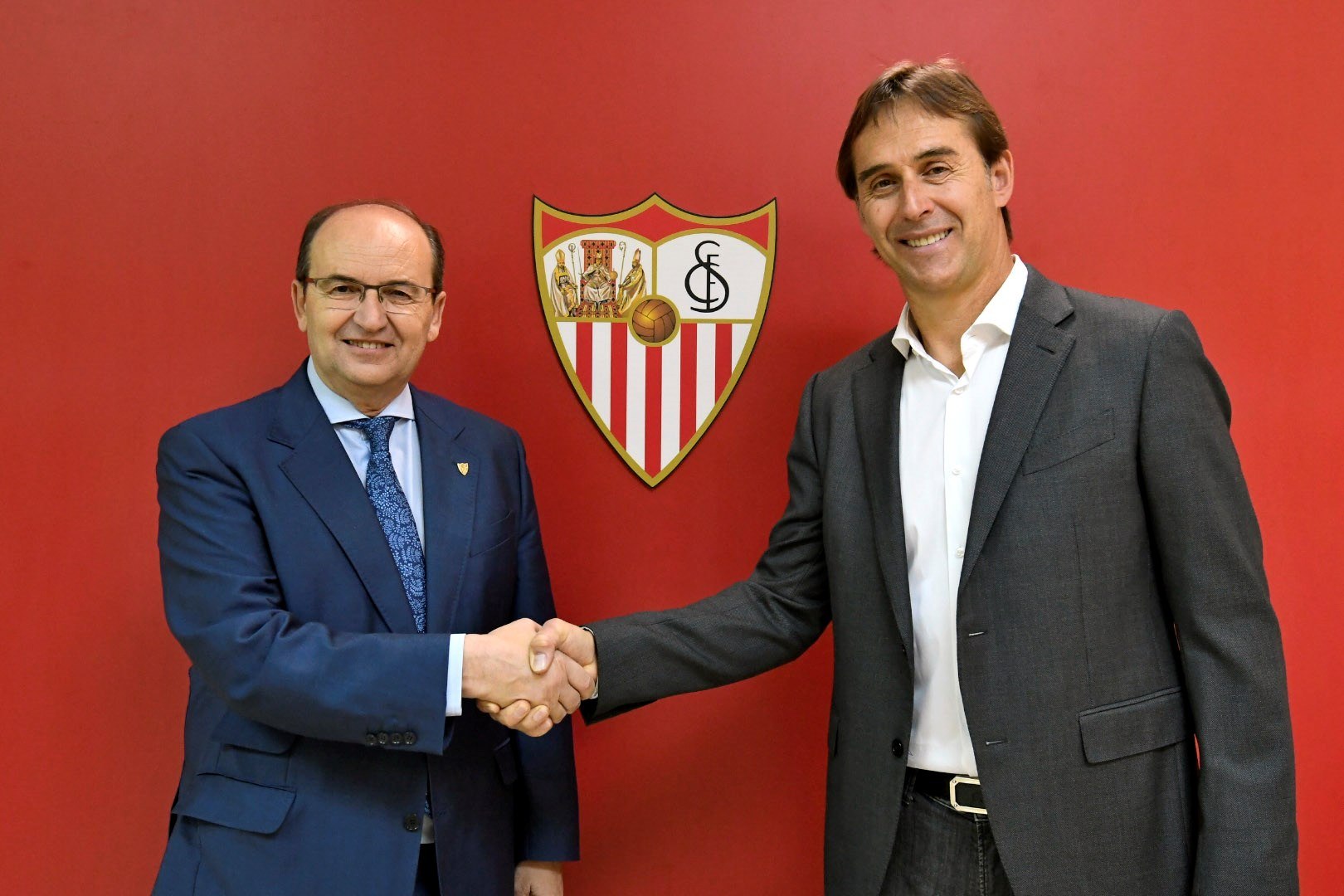 El presidente sevillista, José Castro estrecha la mano a Julen Lopetegui, como nuevo entrenador del club Sevilla. (Foto Prensa Libre: EFE)