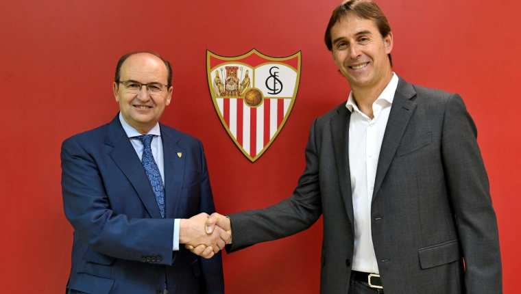 El presidente sevillista, José Castro estrecha la mano a Julen Lopetegui, como nuevo entrenador del club Sevilla. (Foto Prensa Libre: EFE)