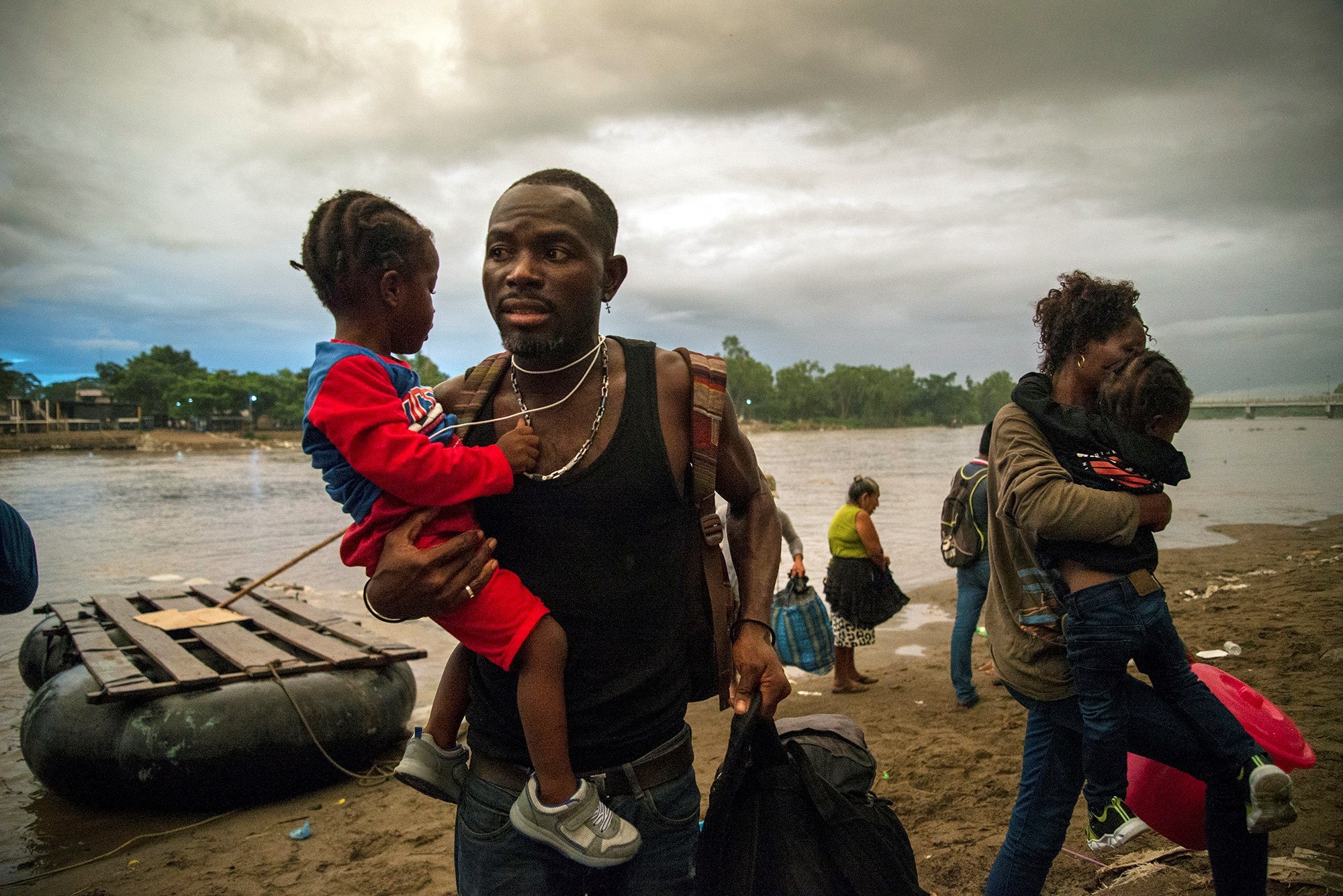 Migrantes africanos ingresan a territorio mexicano utilizando el cruce del río Suchiate, que delimita la línea fronteriza con México y Guatemala. (Foto Prensa Libre: EFE)