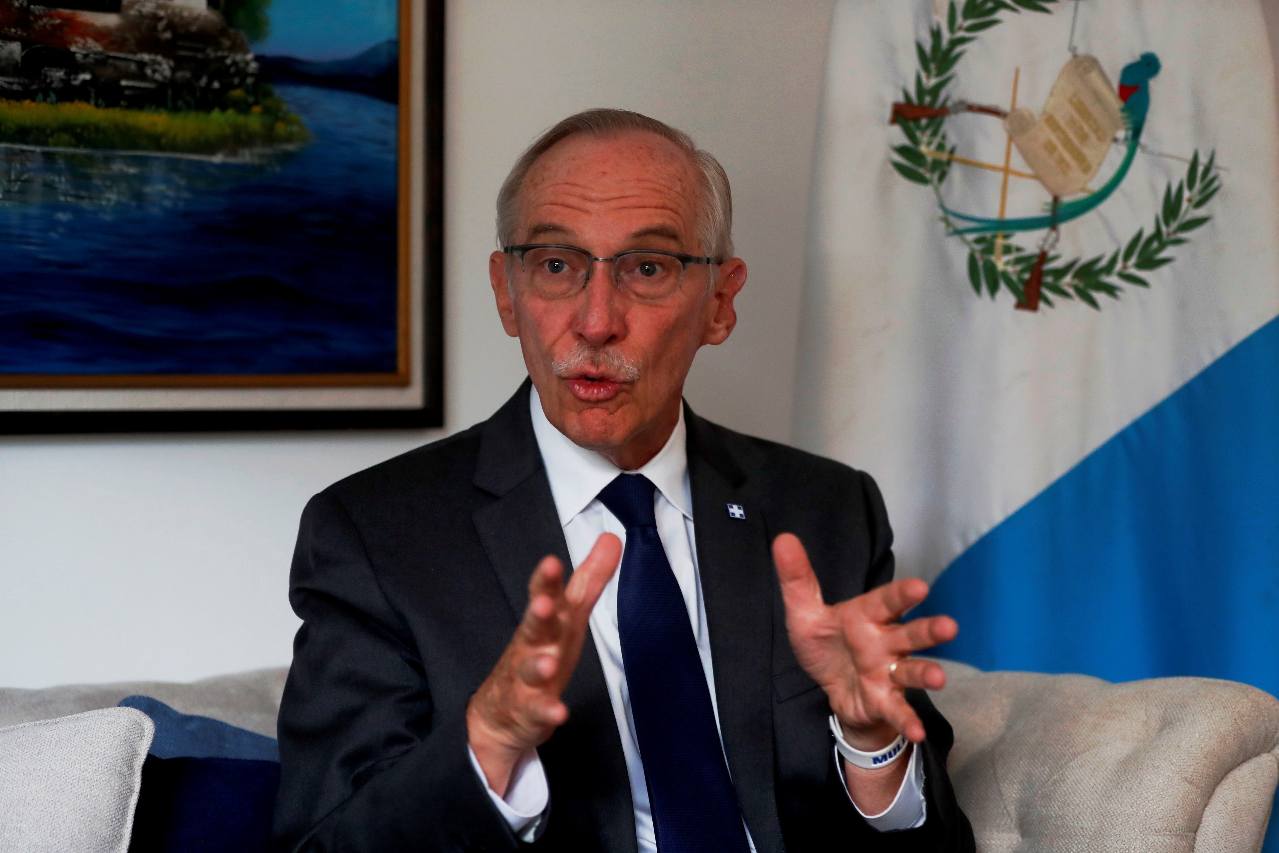GU3001. CIUDAD DE GUATEMALA (GUATEMALA), 05/06/2019.- El candidato a la presidencia de Guatemala Edmond Mulet, por el partido Humanista, habla durante una entrevista con Efe este 3 de junio de 2019, en la ciudad de Guatemala (Guatemala). Después de dirigir 26 misiones de paz en todo el mundo, Edmond Mulet, uno de los candidatos a la Presidencia de Guatemala que ocupa los primeros lugares en intención de voto, asegura que utilizará su experiencia en la Organización de Naciones Unidas para evitar que el país centroamericano caiga en un "Estado fallido". La Presidencia, su misión número 27 en la vida, será distinta, igual que todas las misiones de mantenimiento de paz que ha dirigido alrededor del mundo y en las que participaron 130.000 personas, pero aún así lo aprendido contribuirá en algunos aspectos como el "tema de inseguridad". EFE/Esteban Biba