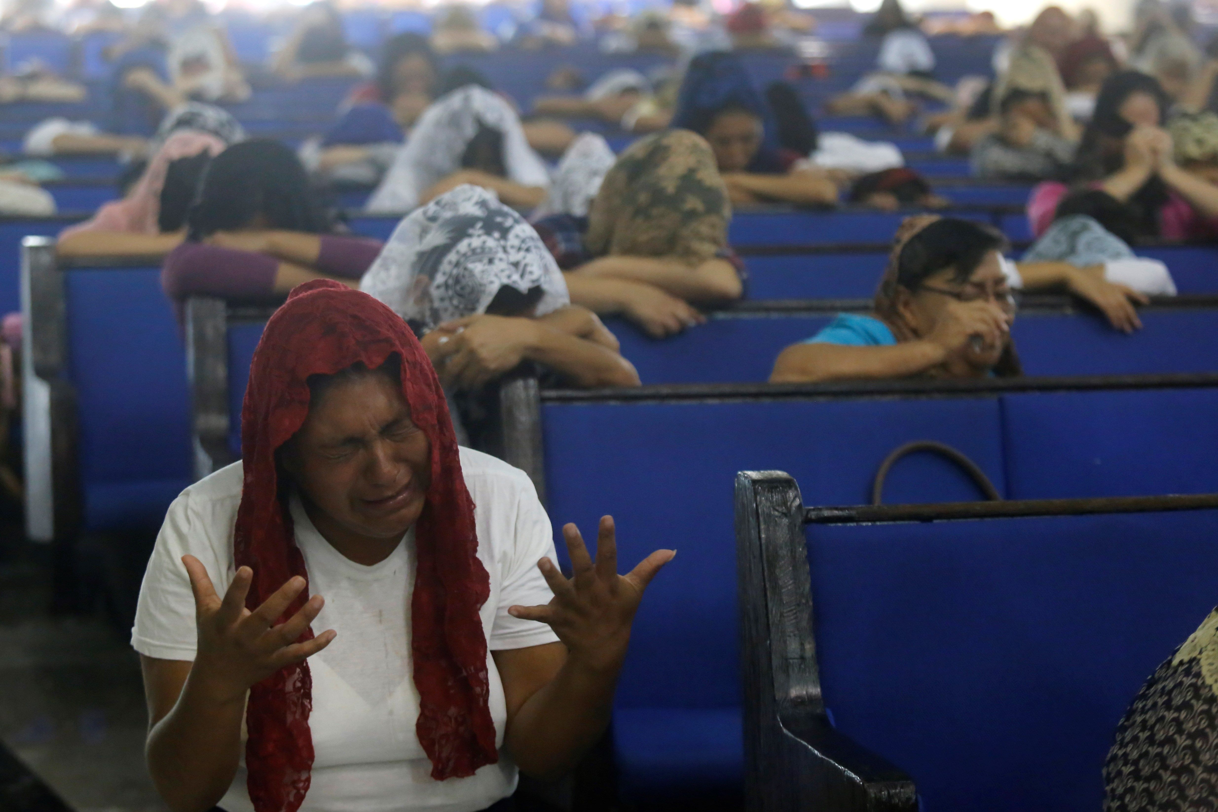 Fieles de la iglesia mexicana La Luz del Mundo en la Ciudad de México oran por la liberación de cargos de su líder religioso Naasón Joaquín García.  (Foto Prensa Libre: EFE)