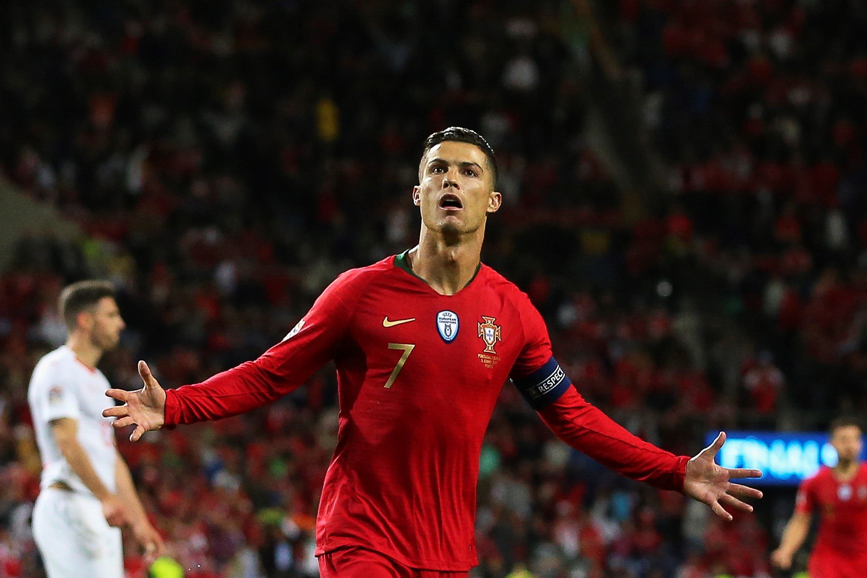 Cristiano Ronaldo de Portugal celebra un gol durante la semifinal de la Liga de Naciones de la UEFA entre Portugal y Suiza este miércoles. (Foto Prensa Libre: EFE)