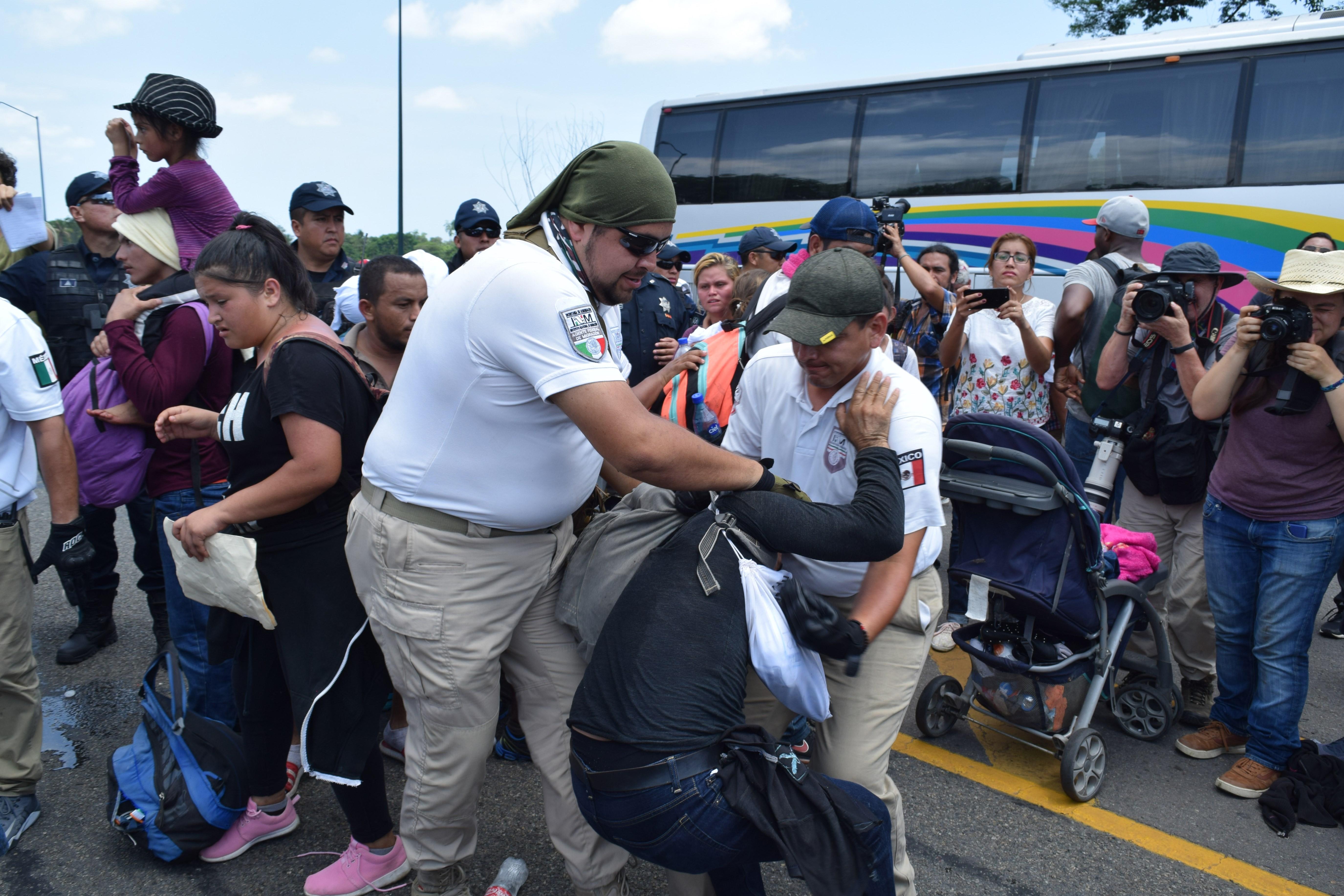 Agentes del Instituto Nacional de Migración (INAMI) y policías federales detienen a migrantes centroamericanos este 5 de junio en Tapachula. (Foto Prensa Libre: EFE)